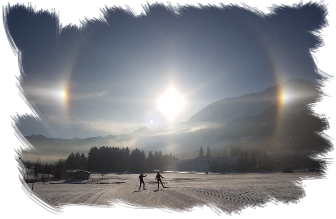 Halo um die Sonne über Loipe mit zwei Skater